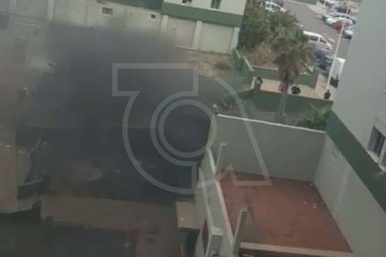 Incendio en el Valle de Jinámar próximo a viviendas/TA.